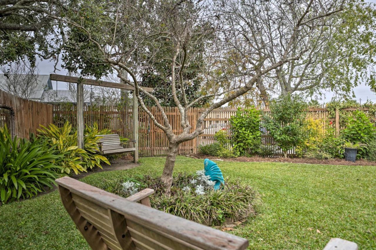Appartamento Old Town Getaway, Walk To Shopping, Dining, And Bay! Bay St. Louis Esterno foto