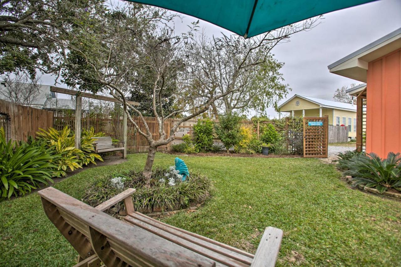 Appartamento Old Town Getaway, Walk To Shopping, Dining, And Bay! Bay St. Louis Esterno foto
