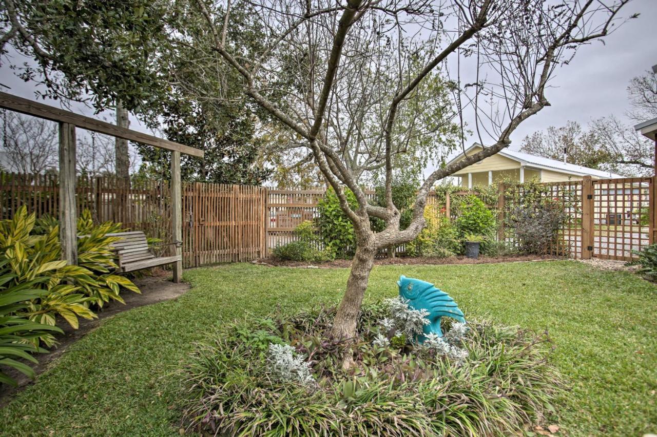 Appartamento Old Town Getaway, Walk To Shopping, Dining, And Bay! Bay St. Louis Esterno foto