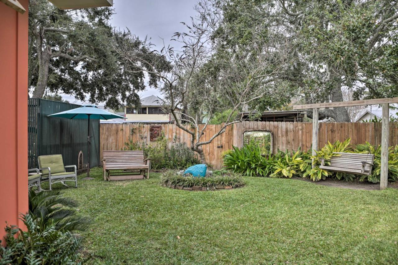 Appartamento Old Town Getaway, Walk To Shopping, Dining, And Bay! Bay St. Louis Esterno foto