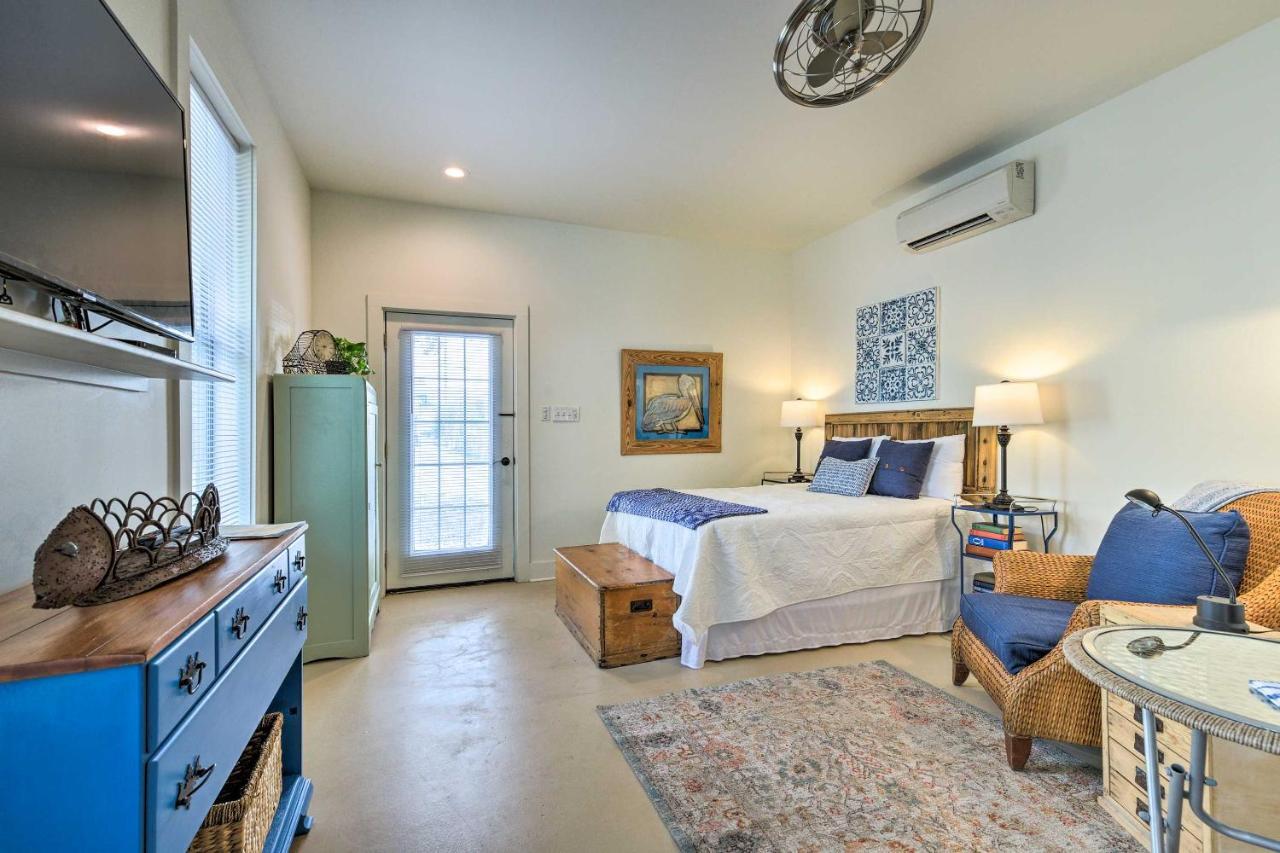Appartamento Old Town Getaway, Walk To Shopping, Dining, And Bay! Bay St. Louis Esterno foto