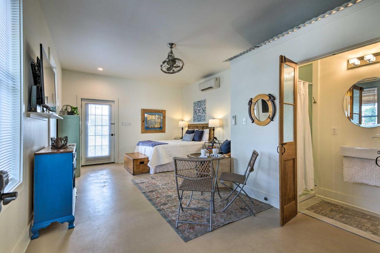 Appartamento Old Town Getaway, Walk To Shopping, Dining, And Bay! Bay St. Louis Esterno foto