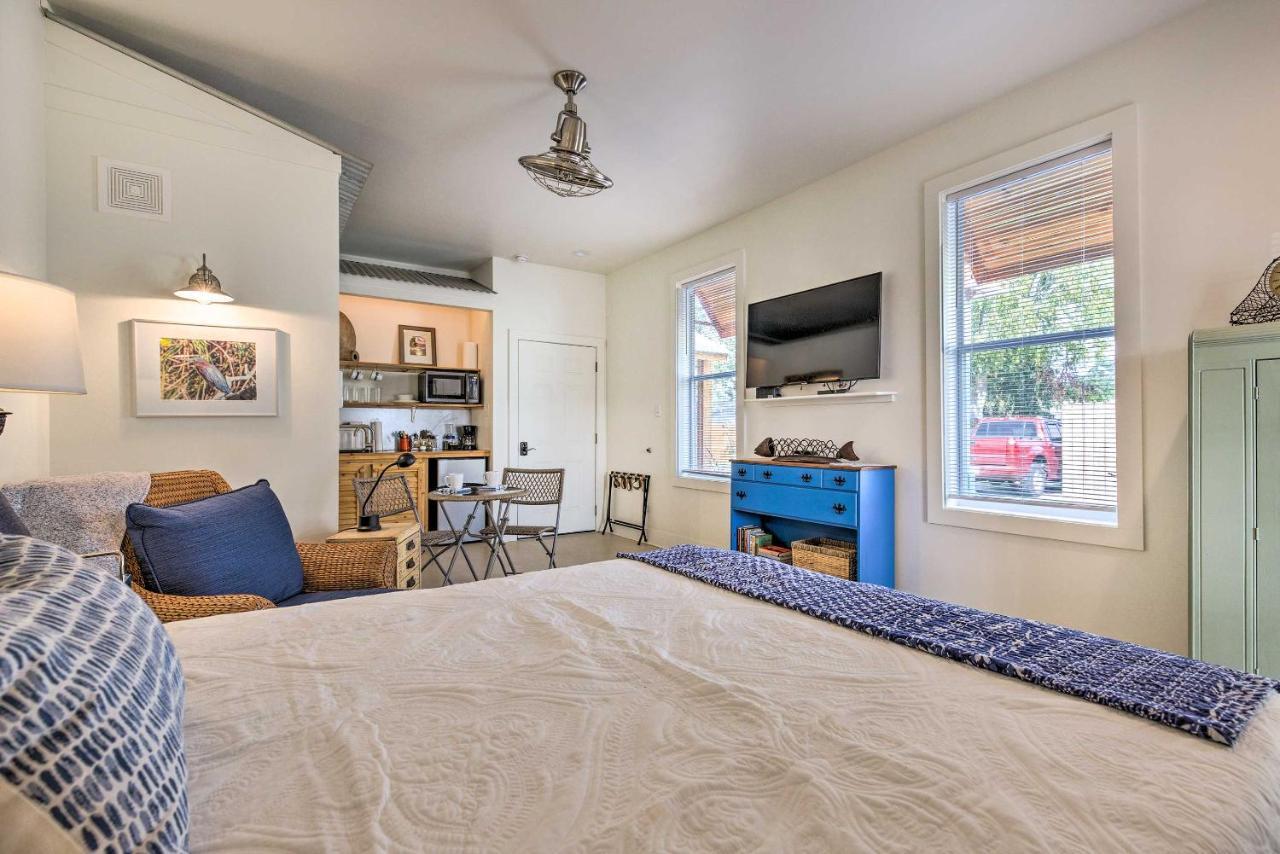 Appartamento Old Town Getaway, Walk To Shopping, Dining, And Bay! Bay St. Louis Esterno foto