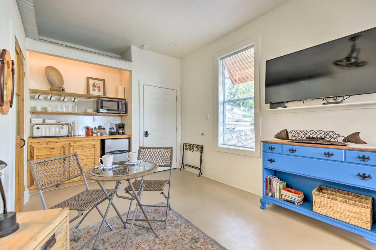 Appartamento Old Town Getaway, Walk To Shopping, Dining, And Bay! Bay St. Louis Esterno foto