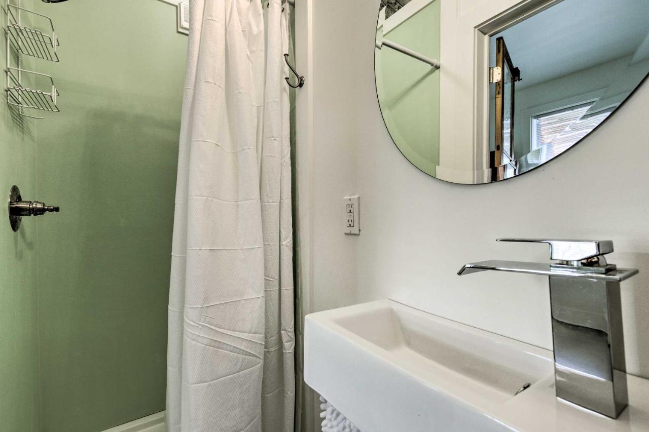 Appartamento Old Town Getaway, Walk To Shopping, Dining, And Bay! Bay St. Louis Esterno foto