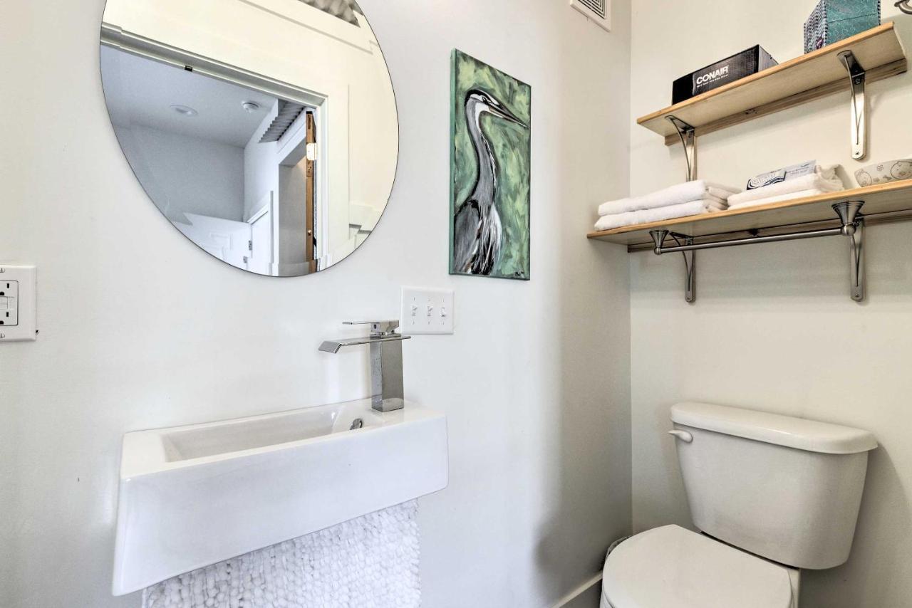 Appartamento Old Town Getaway, Walk To Shopping, Dining, And Bay! Bay St. Louis Esterno foto